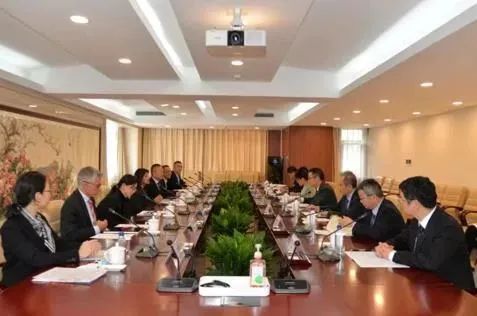 国家药品监督管理局副局长黄果会见武田全球生物制药及国际市场业务集团总裁施睿娜